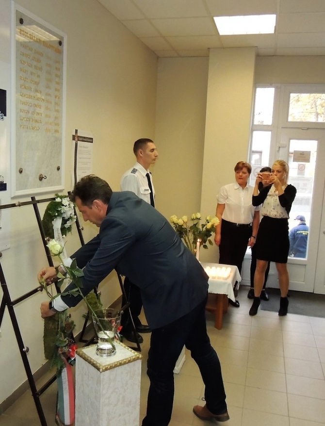 Elhunyt hősökre és hozzátartozókra emlékezünk Elhunyt hősökre és hozzátartozókra emlékezünk