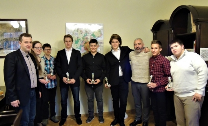 Díjnyertes ifjú birkózóknak gratulált az alelnök Díjnyertes ifjú birkózóknak gratulált az alelnök