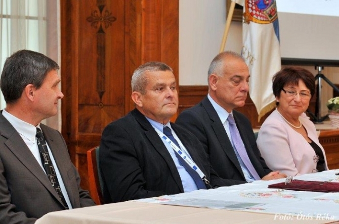 Száz éve szolgálnak a magyar védőnők Száz éve szolgálnak a magyar védőnők