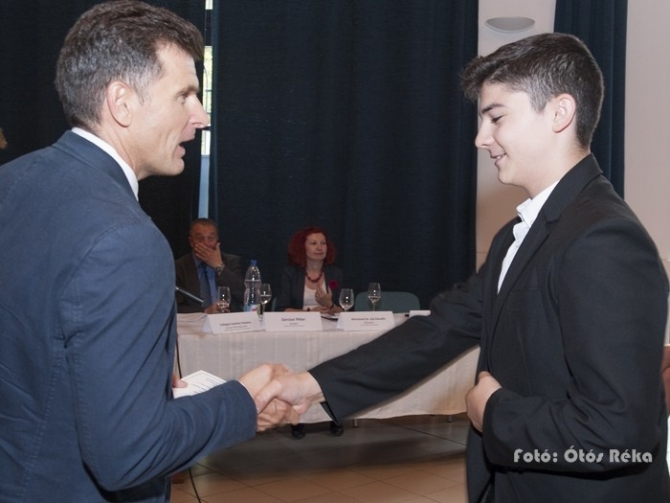 Hiszünk a tudás gyarapító erejében! Hiszünk a tudás gyarapító erejében!
