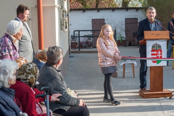 Megújult a Bölcskei Idősek Klubja Megújult a Bölcskei Idősek Klubja