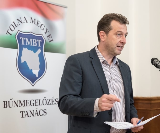 Kábítószerek és drogok címmel tartott konferenciát ma a Tolna Megyei Bűnmegelőzési Tanács a Vármegyeháza dísztermében Kábítószerek és drogok címmel tartott konferenciát ma a Tolna Megyei Bűnmegelőzési Tanács a Vármegyeháza dísztermében