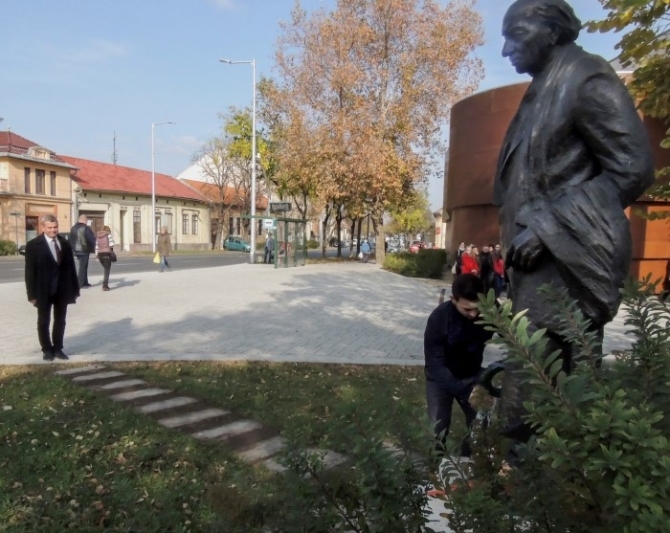 Illyés Gyula előtt tisztelegtünk Illyés Gyula előtt tisztelegtünk