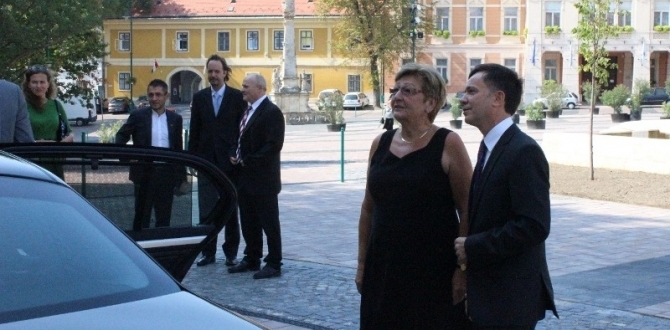 "Az ünnep megerősít" "Az ünnep megerősít"