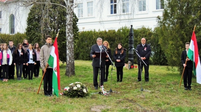 A hősök tiszteletére A hősök tiszteletére