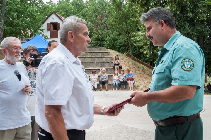 Szendi József a Duna Dráva Nemzeti Park természetvédelmi őre veszi át az elismerést Fehérvári Tamástól